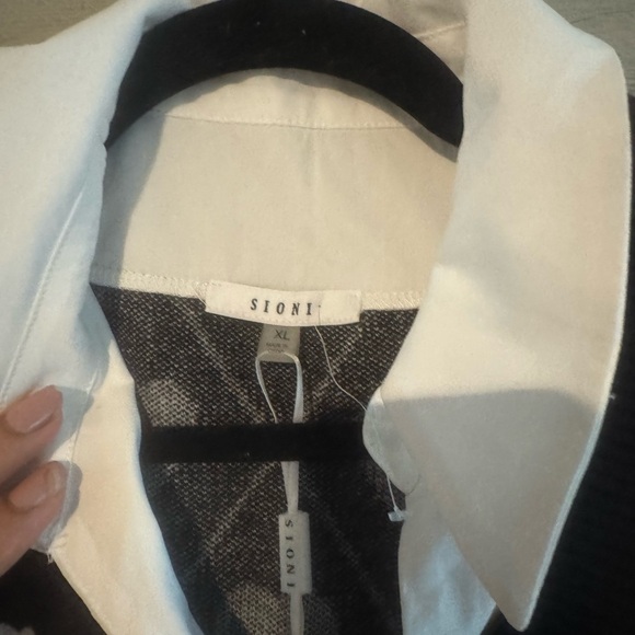 Sioni Black and White Heart Pattern V-Neck Sweater - Picture 3 of 8